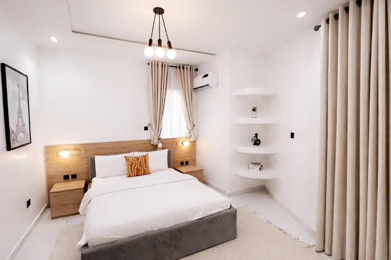 2Bedroom WiFi 247 Power in Lekki Smart dstv - image 5