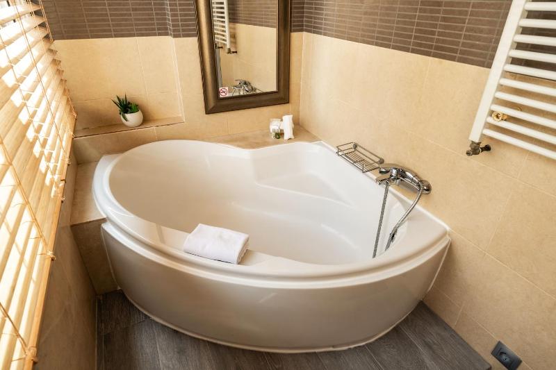 Eixample Pedestrian Gem Balcony Bathtub AC - image 14
