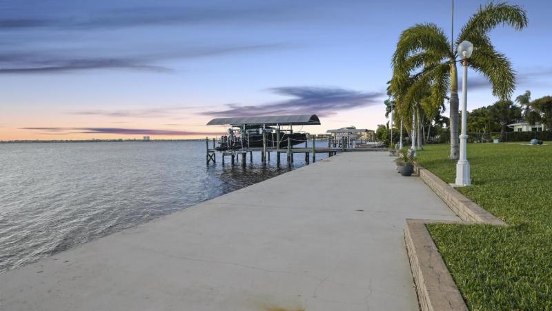 Villa Savona - A Luxurious Waterfront Wellness Retreat - image 30