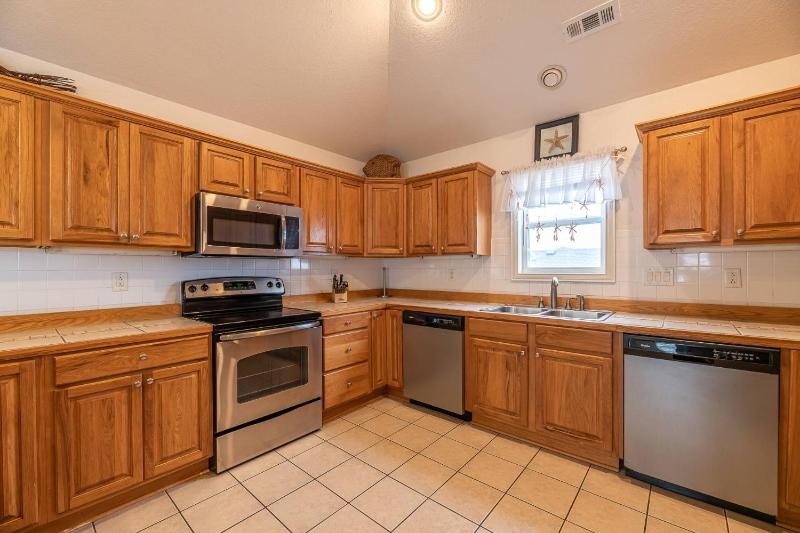 Serenity in Nags Head - MP 11 Oceanfront Ocean View Pool Hot Tub Pets OK YR Flex Stays - image 3