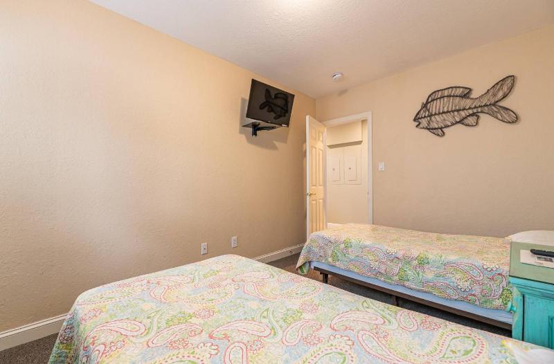 Serenity in Nags Head - MP 11 Oceanfront Ocean View Pool Hot Tub Pets OK YR Flex Stays - image 15