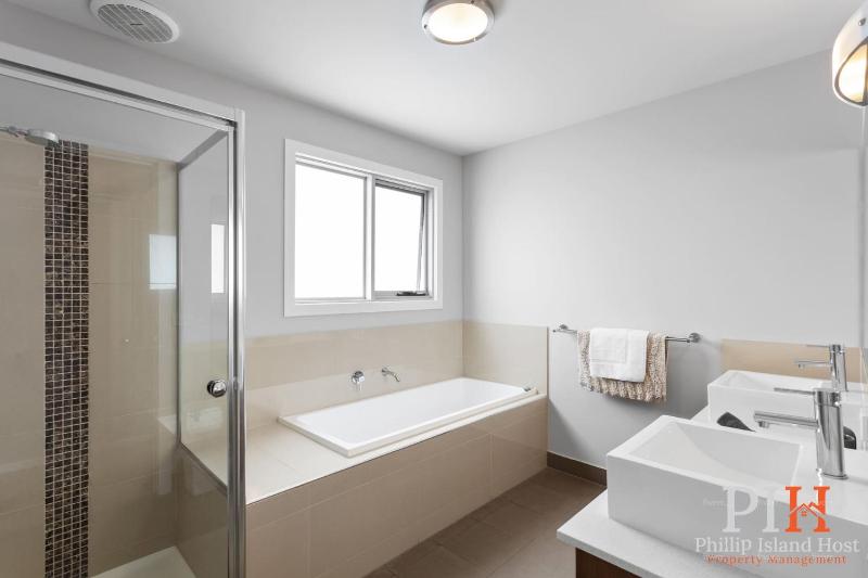 Townhouse with Shared Pool in Cowes - image 13