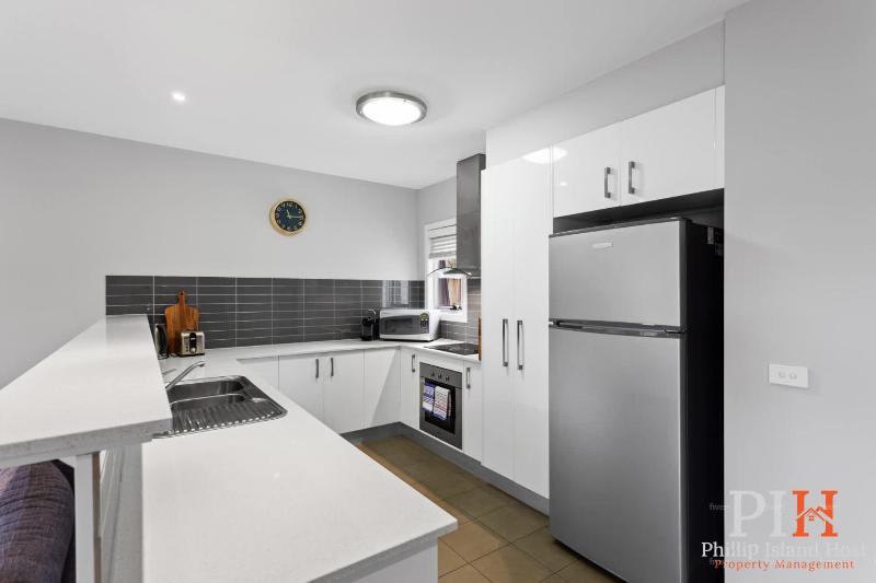 Townhouse with Shared Pool in Cowes - image 12