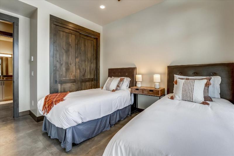 Barton Creek Vista: Secluded Peak 7 Home Hot Tub & Fireplace! - image 10