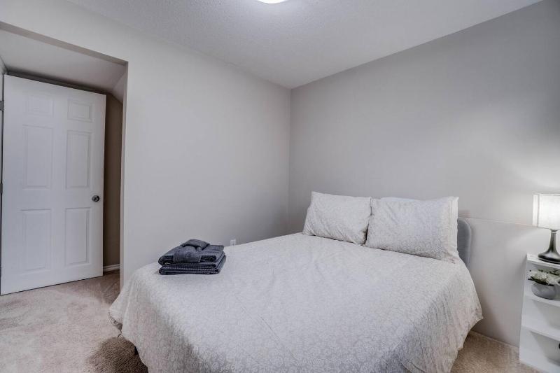 Edmonton House w/5BR/3BA/2Kitchens & Fenced Yard - image 9