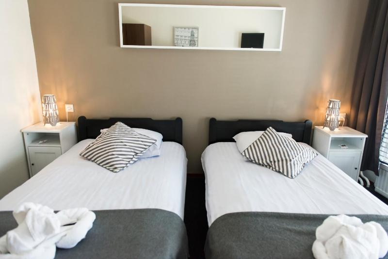 Standard Double Room image 3