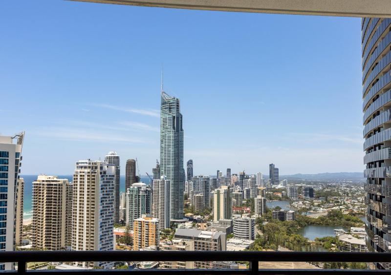 River Flow & City Glow - Level 31 Oasis at 3315 - image 5