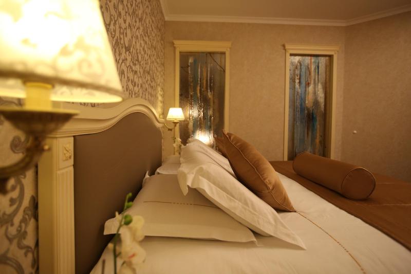 Superior Double Room with Balcony image 3
