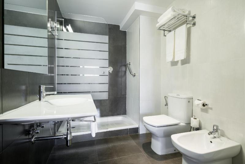 Premium Twin Room image 2