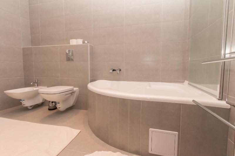 Double or Twin Room with City View image 3