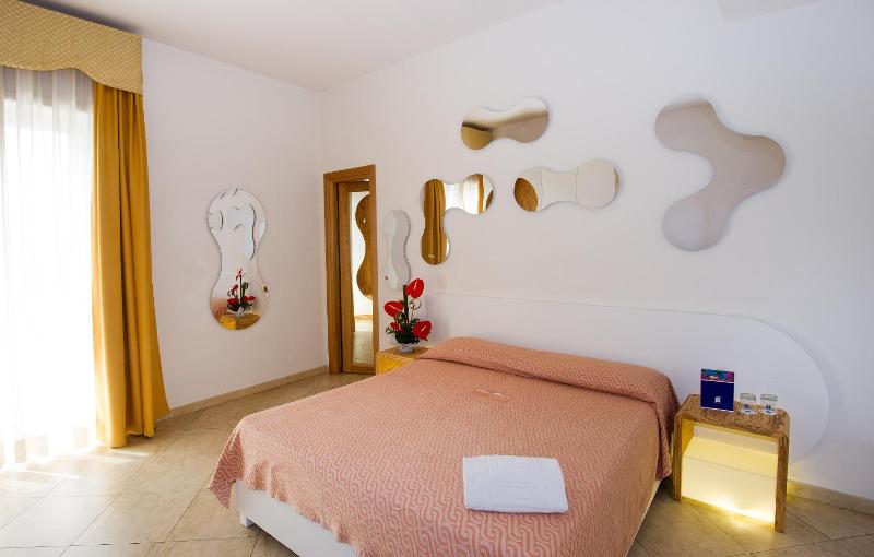 Standard Triple Room image 3