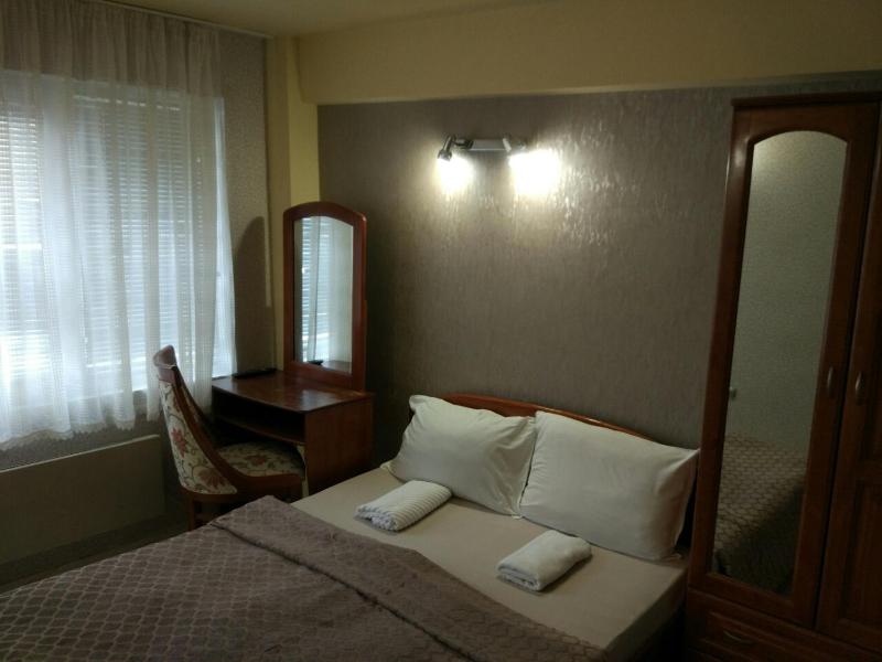 Single Room with Bathroom image 2
