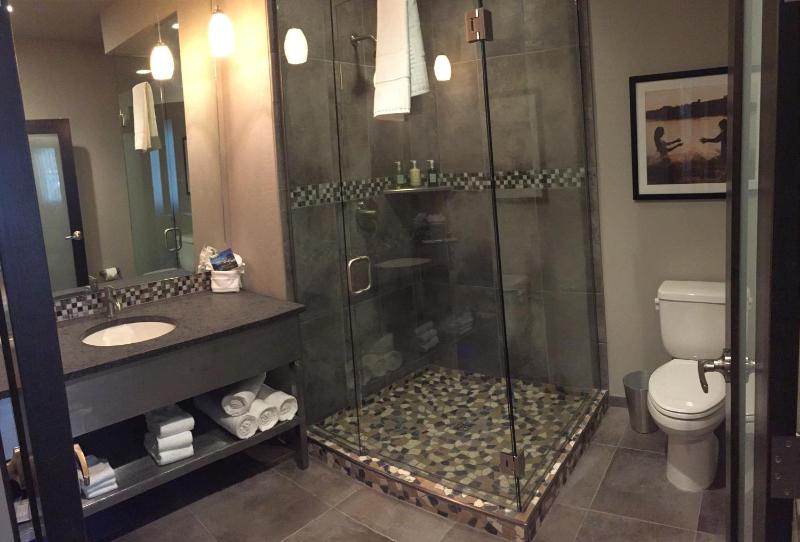 Deluxe King Room image 3