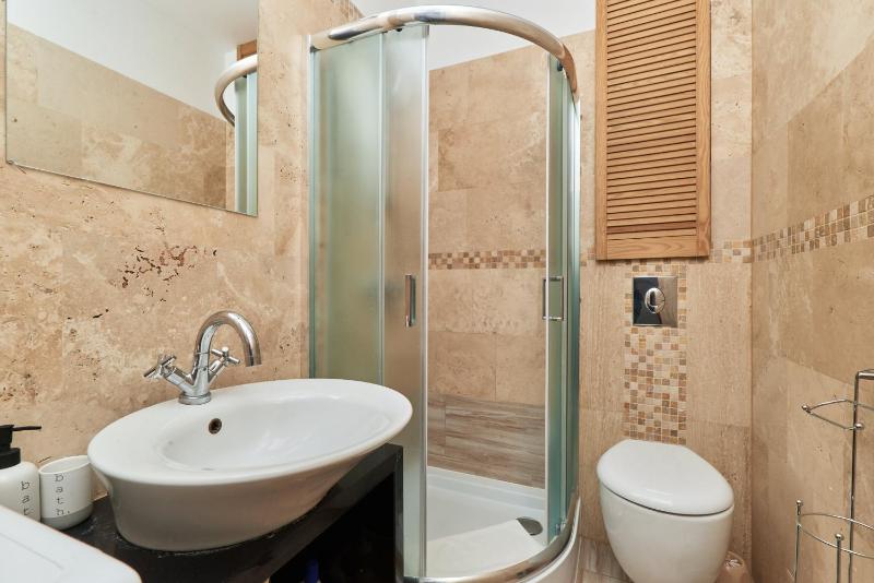 Rynek Apartment The Heart of the City by Noclegi Renters - image 5