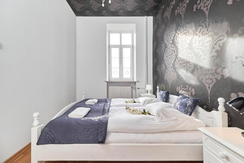 Rynek Apartment The Heart of the City by Noclegi Renters - image 10