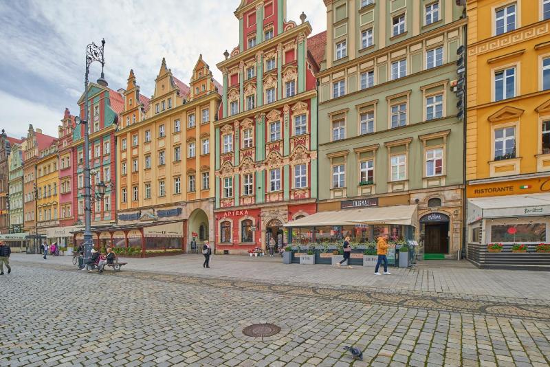 Rynek Apartment The Heart of the City by Noclegi Renters - image 7