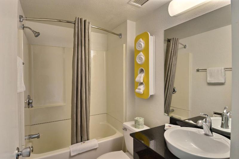 Queen Room with Two Queen Beds image 3