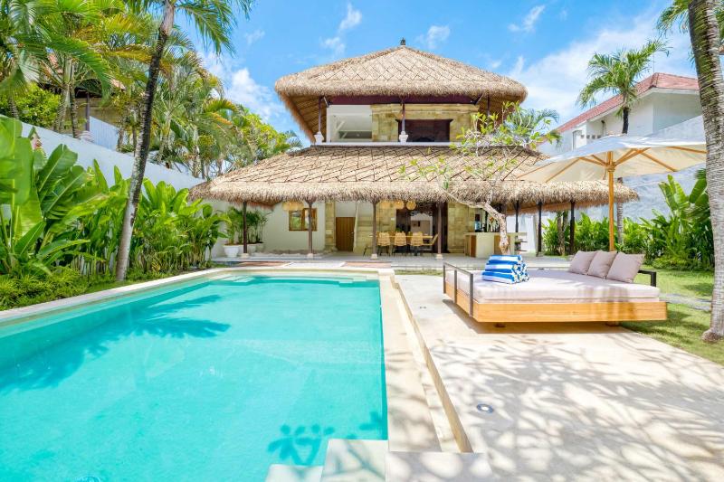 Villa Chandika - 4 BDR Villa with private Pool walk to the beach - image 1
