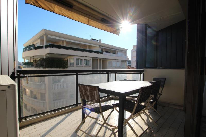 PROCHE CARLTON One bedroom Apartment - image 1