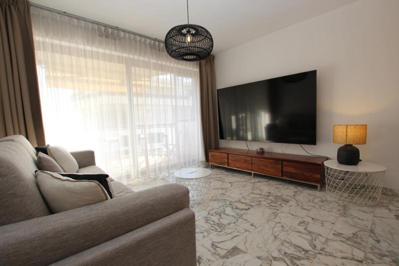 PROCHE CARLTON One bedroom Apartment - image 10