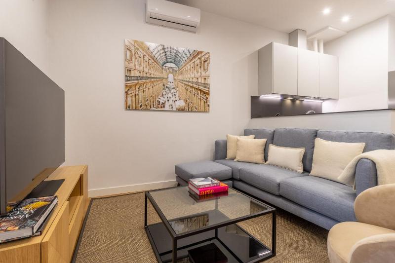 Bright 2-Bed Apartment in Las Letras Madrid - image 6