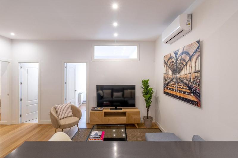 Chic 2-Bed Apartment in Las Letras Madrid - image 10