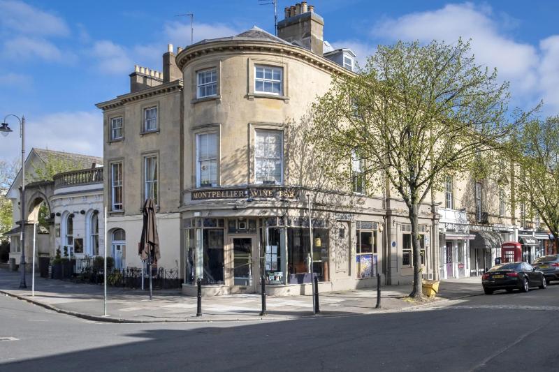 Spacious 3-Bed Period Home Near Bath Road - image 32