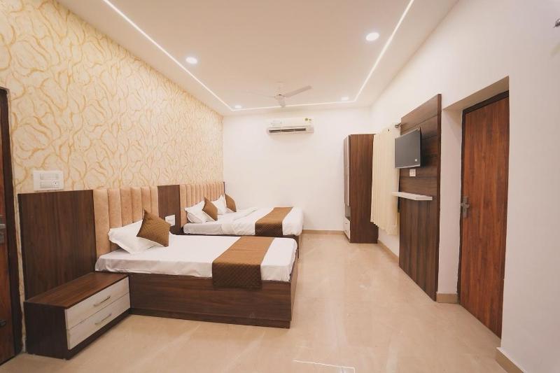 HOTEL LEXUS 100 meter from golden temple - image 6