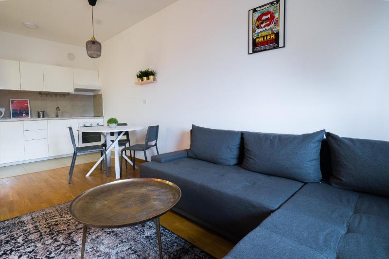 Riverside Modern apartment-Free private parking-Fast Wi-Fi - image 15