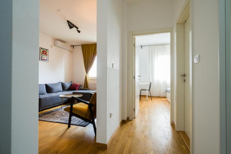 Riverside Modern apartment-Free private parking-Fast Wi-Fi - image 14
