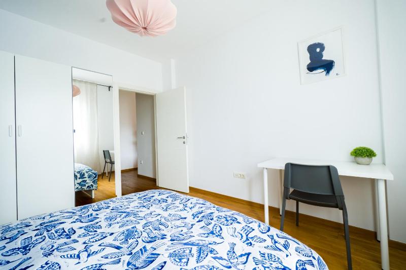 Riverside Modern apartment-Free private parking-Fast Wi-Fi - image 8