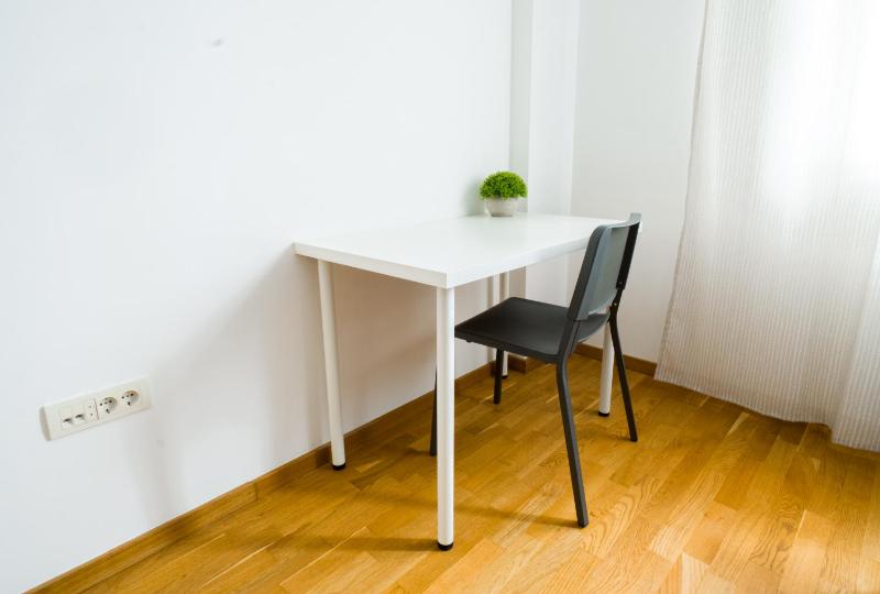 Riverside Modern apartment-Free private parking-Fast Wi-Fi - image 5