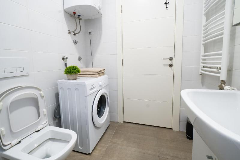 Riverside Modern apartment-Free private parking-Fast Wi-Fi - image 13