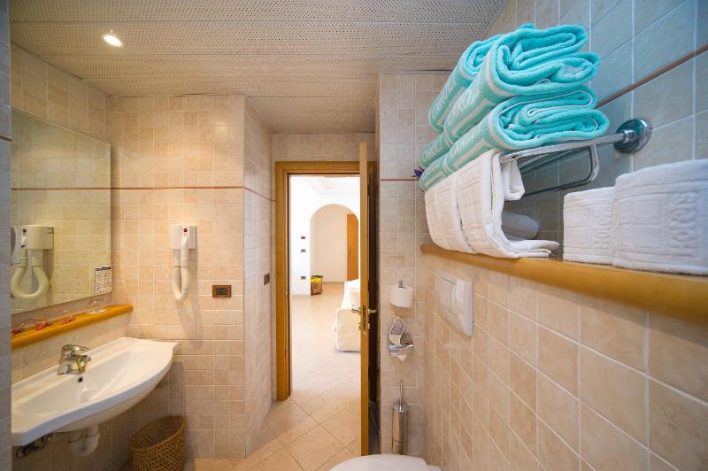 Standard Quadruple Room image 3