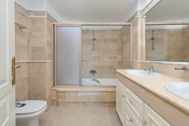 Beautiful 2 bedroms apartment located in Elviria Hills - image 10