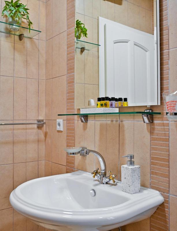 Heritage Apartment in Heart of Old Town - Free Parking - image 3