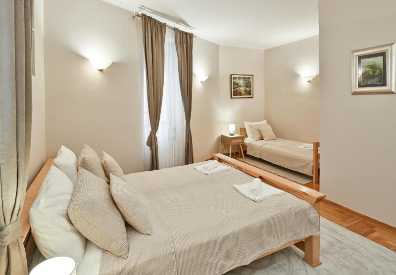 Heritage Apartment in Heart of Old Town - Free Parking - image 15