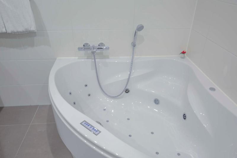Deluxe Suite with Jacuzzi image 2