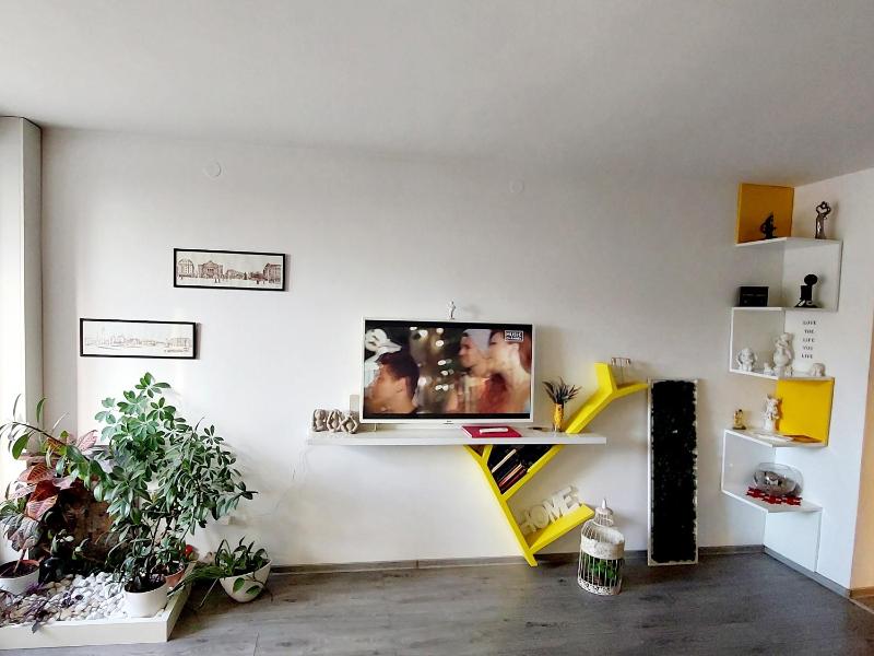 The Kiss Apartment - image 11