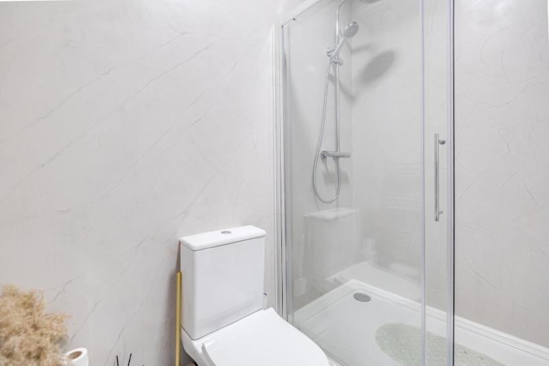 2 Bed Apartment JQ Central Birmingham with Workspace & Fast WiFi by Homeservation - image 9