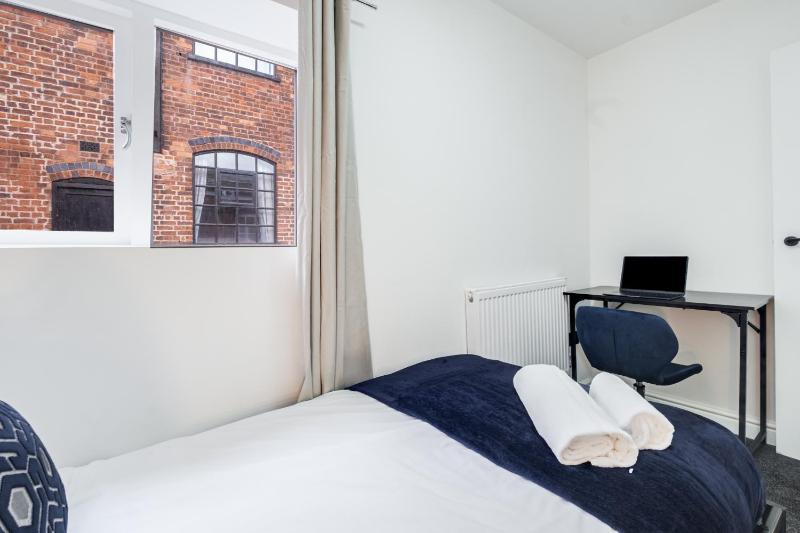 2 Bed Apartment JQ Central Birmingham with Workspace & Fast WiFi by Homeservation - image 4