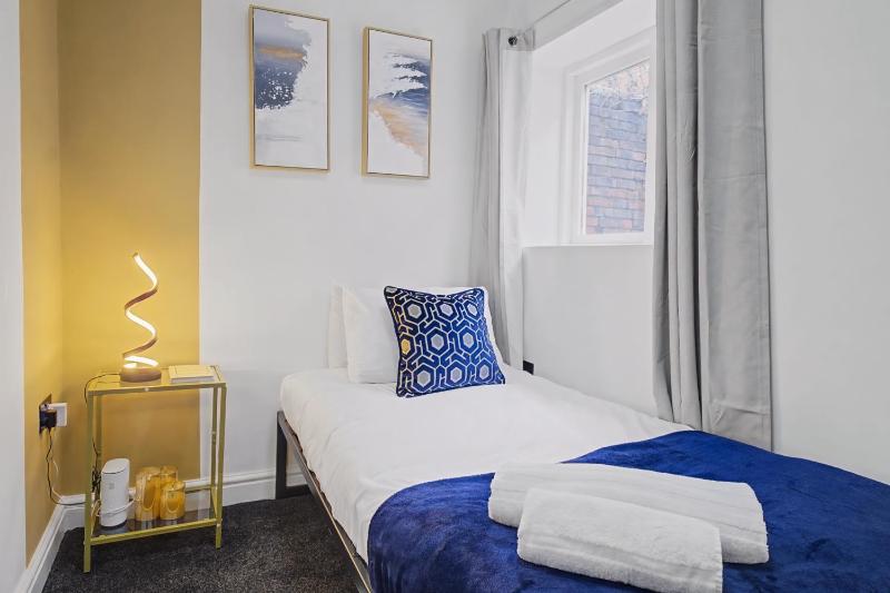 2 Bed Apartment JQ Central Birmingham with Workspace & Fast WiFi by Homeservation - image 12