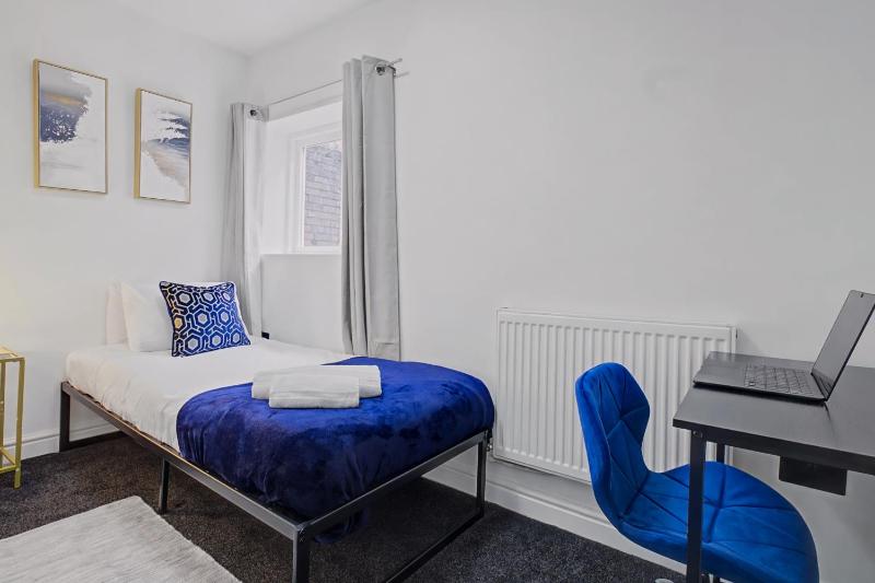 2 Bed Apartment JQ Central Birmingham with Workspace & Fast WiFi by Homeservation - image 2