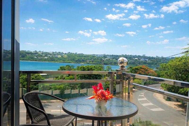 Crown Royale Hotel & Lounge - image 10