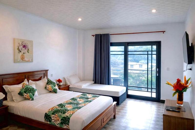 Crown Royale Hotel & Lounge - image 8