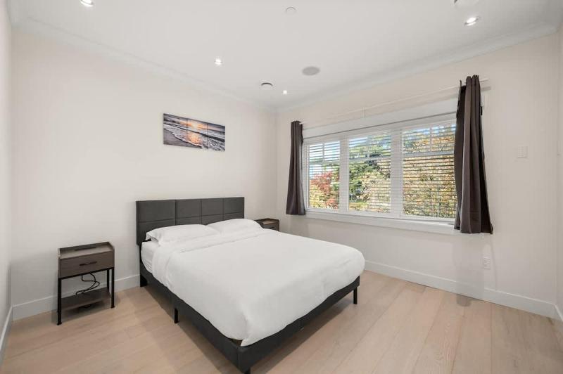 Your Next Stay Spacious Bright & Sophisticated - image 12