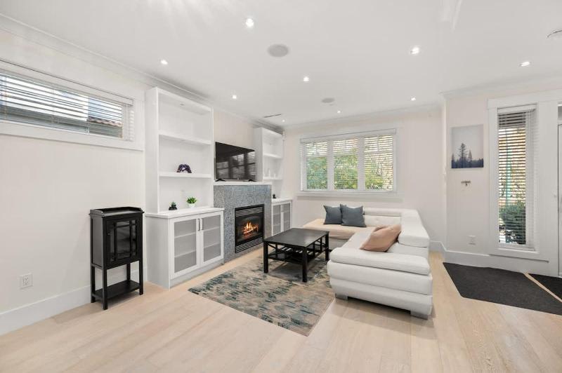 Your Next Stay Spacious Bright & Sophisticated - image 9