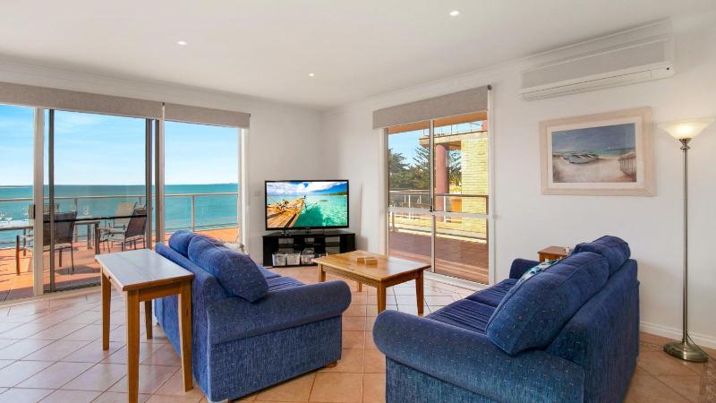 Cowes Beachfront Penthouse - image 3