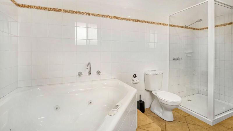 Cowes Beachfront Penthouse - image 2