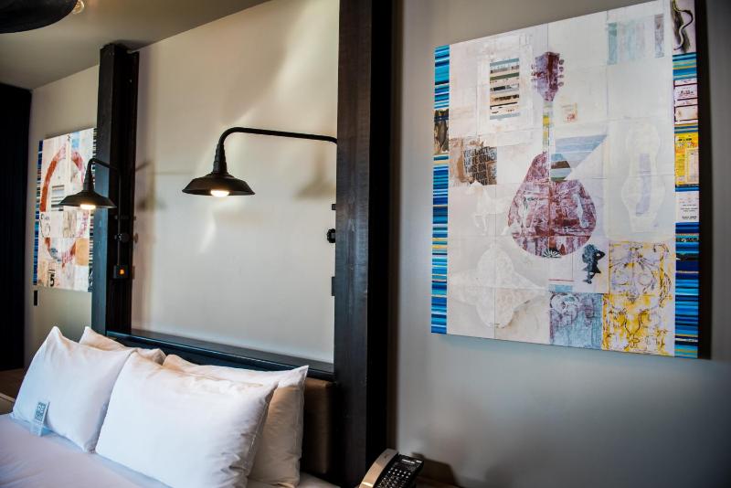 Standard King Room image 4